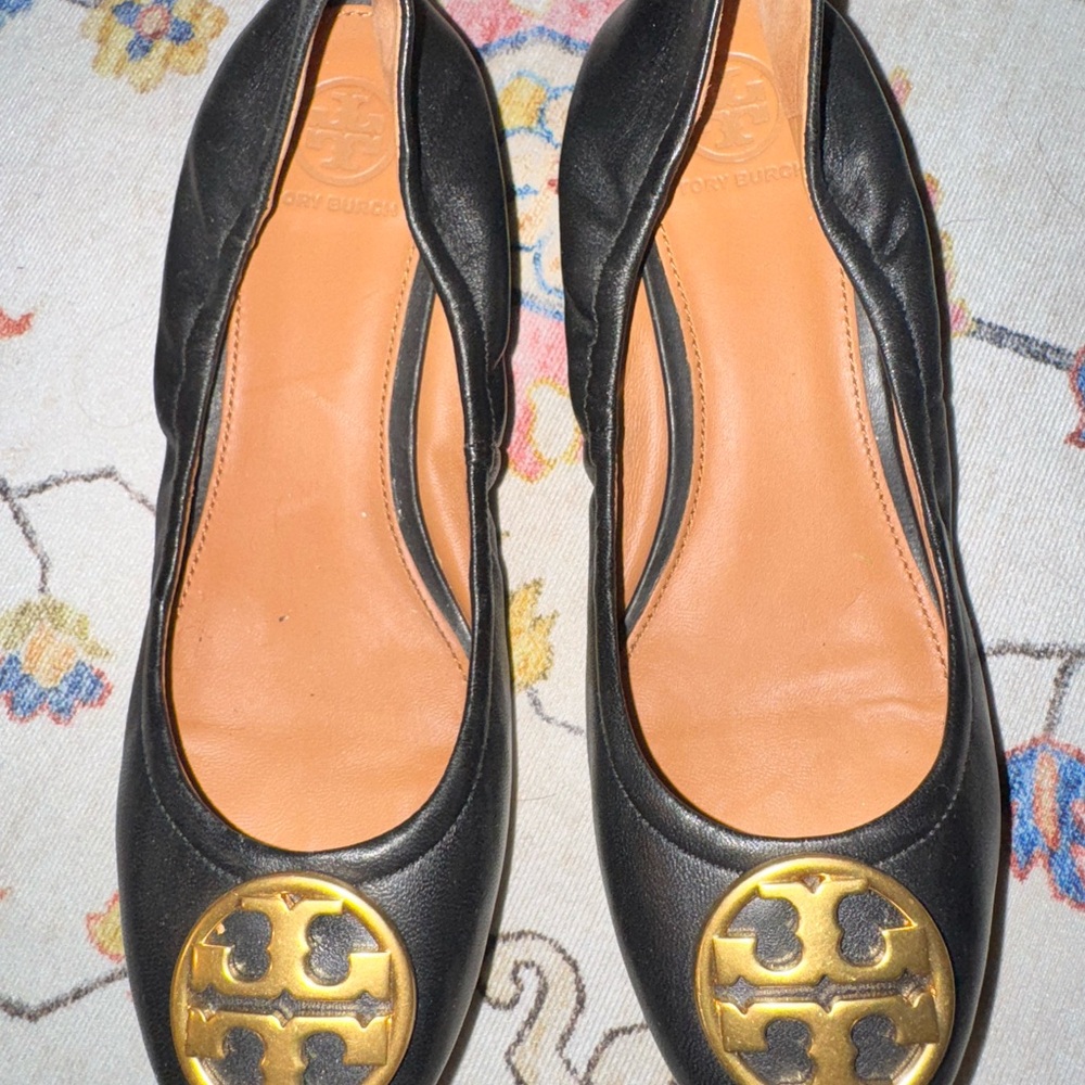 TORY BURCH FLATS. SMALL HEEL. GOLD HARDWARE